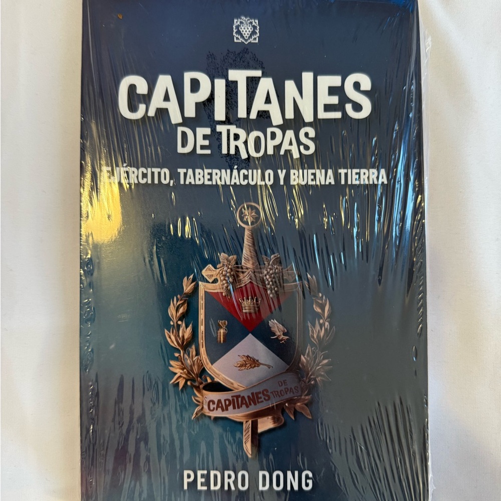Capitanes de Tropas Book by Pedro Dong